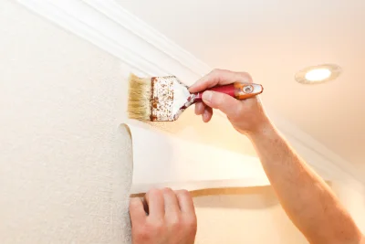 Pose de papier peint aux Eyzies — revêtements muraux et toiles de verre
